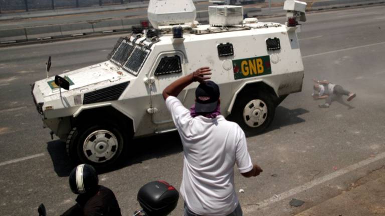 Tanqueta de Maduro atropelló a un grupo de manifestantes