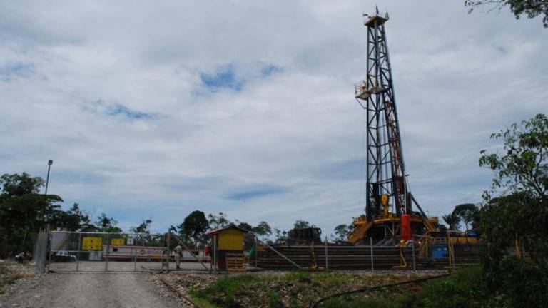 Ecuador y Venezuela estudian plantear recorte de la producción de petróleo