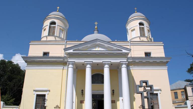 Fieles ucranianos rezan por la paz en el templo católico más antiguo de Kiev