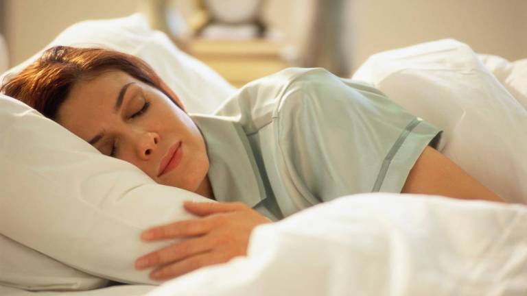 Las mujeres duermen más porque usan más el cerebro
