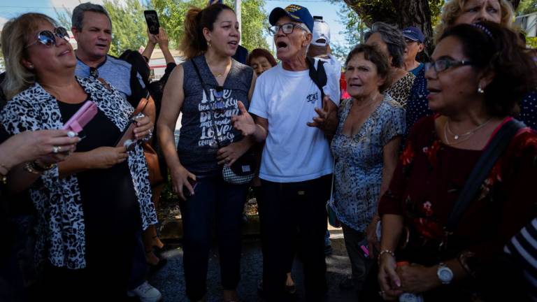 Familiares, artistas y fans despiden a José José en Miami