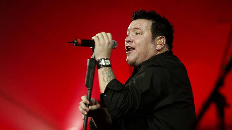 Murió Steve Harwell, exlíder de la banda Smash Mouth e icónico intérprete de All Star