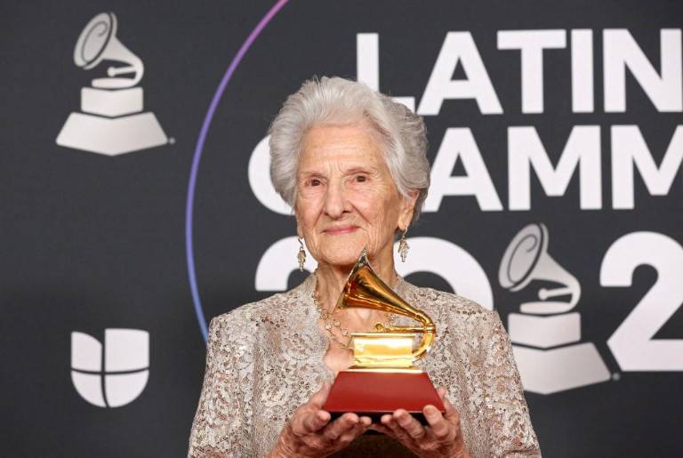 $!Ángela Álvarez con su primer Grammy a los 95 años.