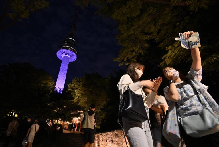 $!La emblemática Torre Namsan de Seúl se ilumina en púrpura para celebrar el décimo aniversario del debut de las megaestrellas del K-pop BTS en Seúl.
