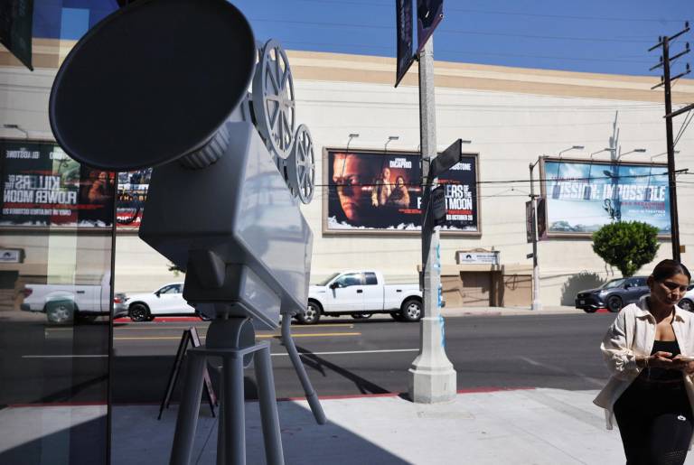 $!Una exhibición muestra equipos cinematográficos antiguos cerca de Paramount Studios el 25 de septiembre de 2023 en Los Ángeles, California.