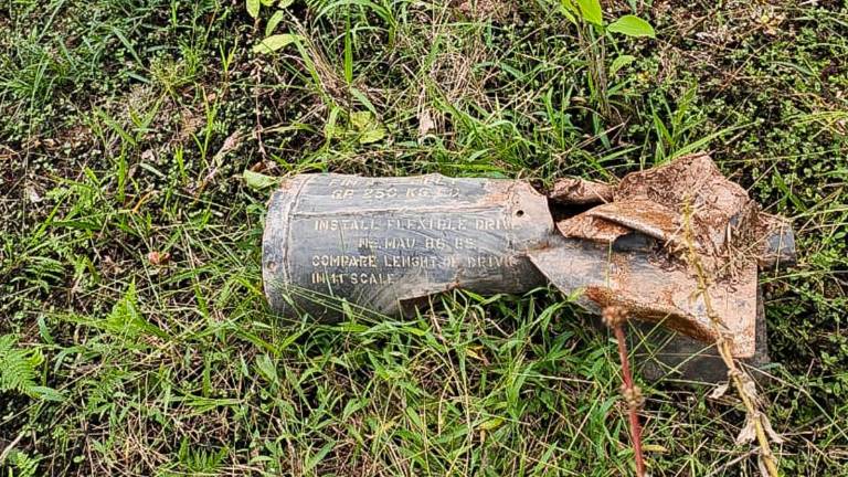 Un artefacto explosivo aparece en el suelo en la vereda El Amarradero, en el departamento de Nariño, cerca de la frontera con Ecuador.