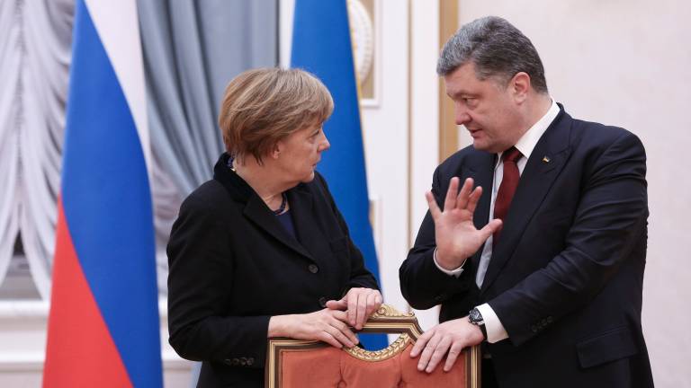Líderes elaboran documento final tras foto oficial en cumbre de Minsk