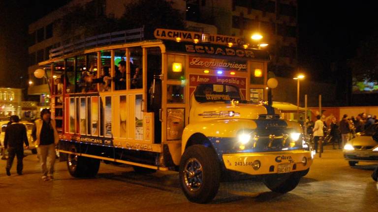 Chivas tradicionales necesitarán permiso para funcionar en Quito