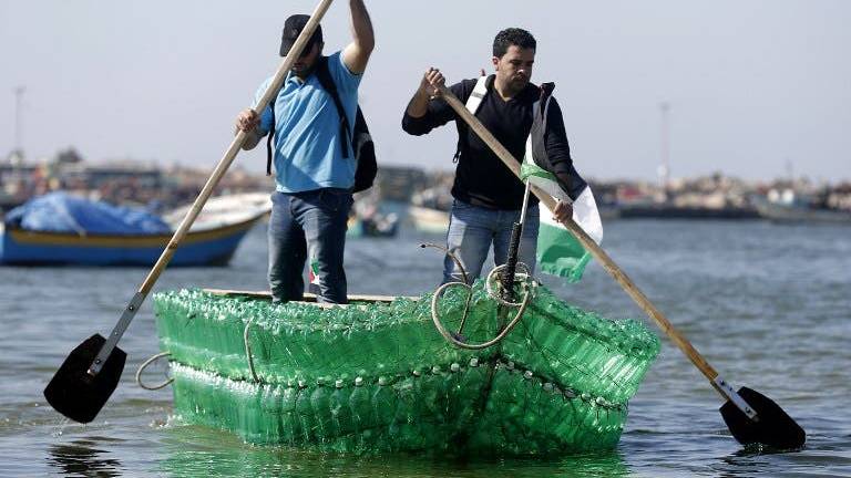 Jóvenes desempleados de Gaza construyen embarcación con botellas de plástico