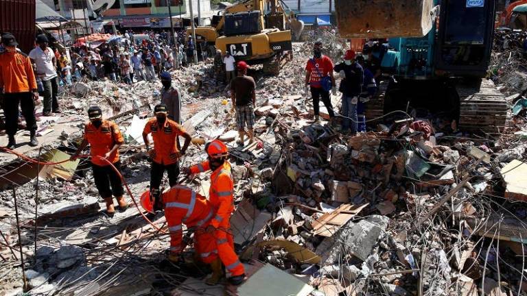 Los muertos en terremoto en Indonesia superan el centenar