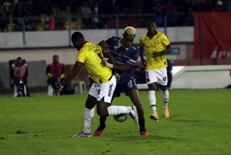 $!Ambos equipos se disputan el balón durante el encuentro.