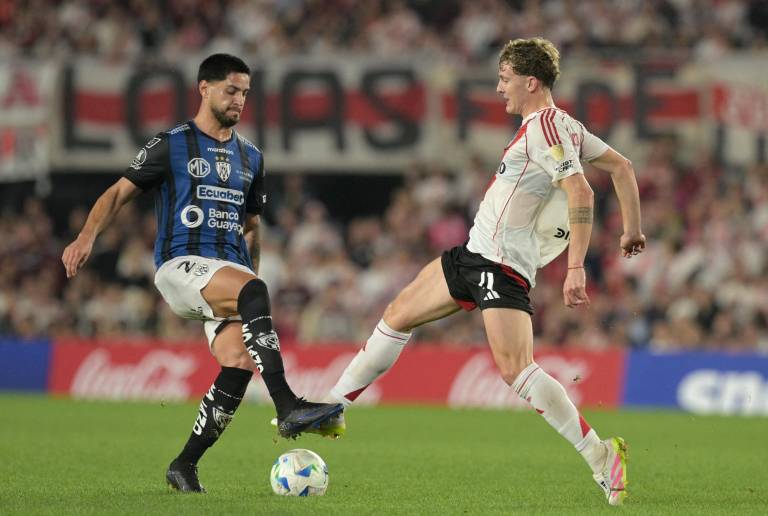 $!El defensor paraguayo #02 de Independiente del Valle, Luis Zárate, y el delantero #11 de River Plate, Facundo Colidio, luchan por el balón durante la fase de grupos de la Copa Libertadores 2025.