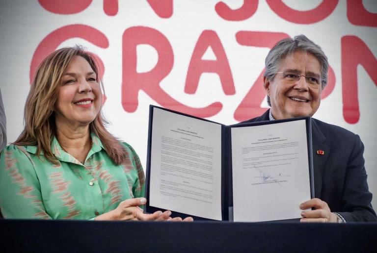 $!Fotografía del presidente Guillermo Lasso y la primera dama, María de Lourdes Alcívar, con el decreto firmado.