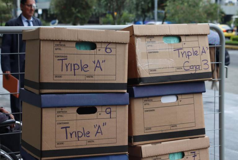 $!Cajas de evidencias del Caso Triple A colocadas a las afueras del Complejo Judicial Norte, en Quito.