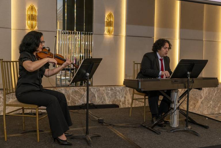 $!El evento contó con dos de los músicos del grupo Armonía, Nelly Rivas de Jaramillo en el violín y su hijo, Christian Jaramillo, en el piano.