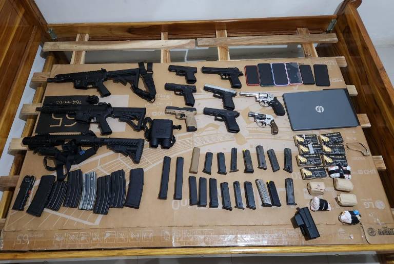$!La institución informó que registraron dos fusiles, seis pistolas, dos revólveres, tres granadas, 22 alimentadoras, municiones, un vehículo como elementos vinculantes.