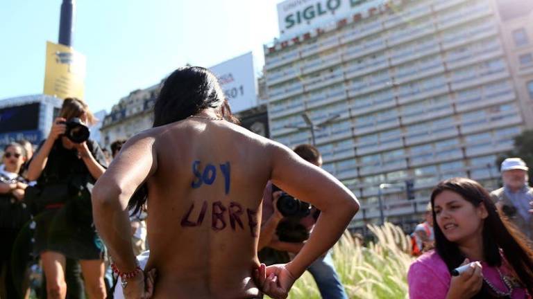 Argentina: Tetazo contra la censura reúne a manifestantes y mirones
