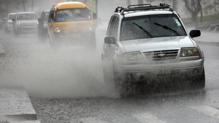 Gobierno declara alerta roja en Pichincha, Esmeraldas y Los Ríos por intensas lluvias