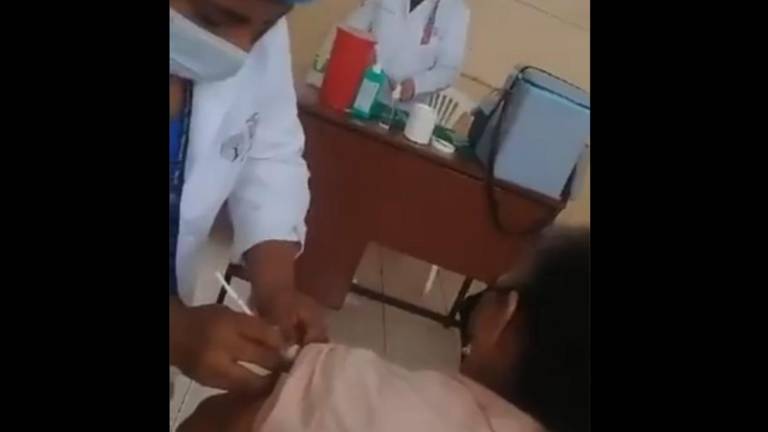 Indignación por falsa vacunación de adulta mayor en Guayaquil; Ministerio de Salud anuncia acciones contra enfermera