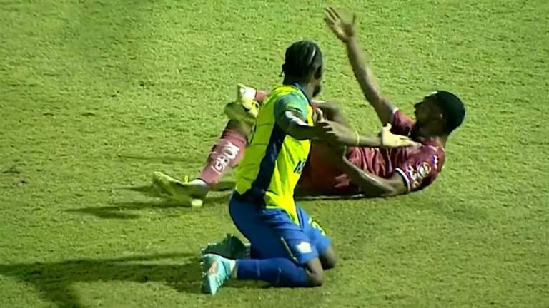 Romario da Silva sufriendo una escandalosa lesión.