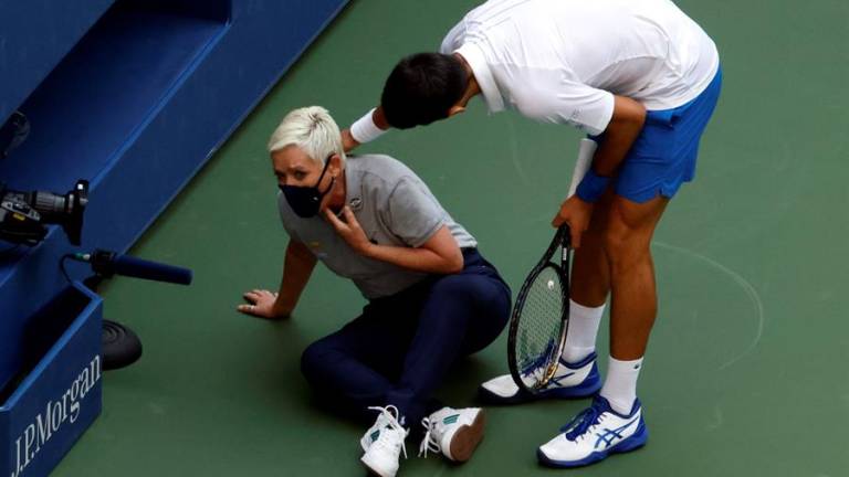 El peor momento de Novak Djokovic, tras ser descalificado del Abierto de EE.UU. por golpear con la bola a una juez de línea