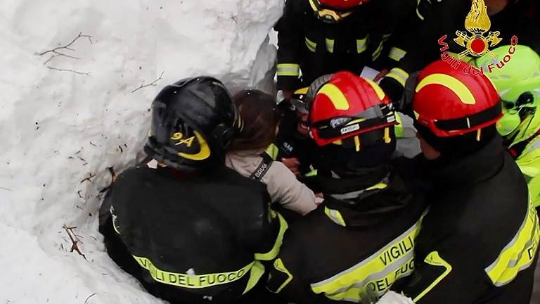 Rescatan con vida a 8 personas en hotel sepultado por alud
