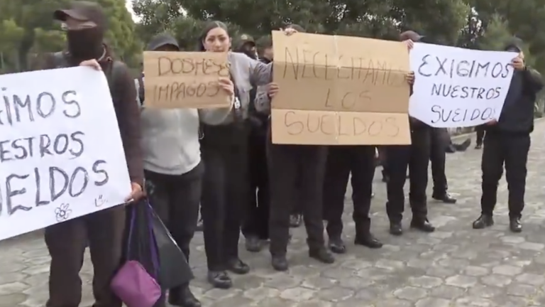 Guardias protestaron en el Hospital Eugenio Espejo por falta de sueldos.