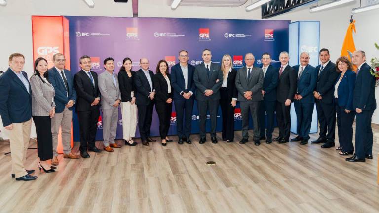 Ejecutivos de la empresa ecuatoriana GPS Group y representantes de la Corporación Financiera Internacional, que es parte del Grupo Banco Mundial, durante la firma de la alianza.