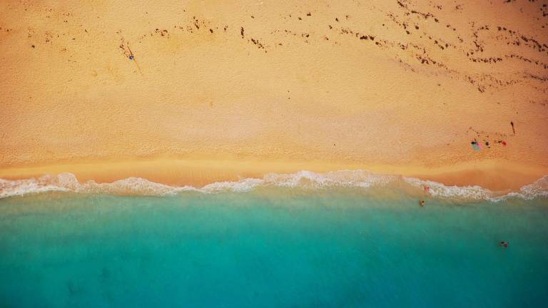 Ministerio de Ambiente aclara que la construcción de un resort en la playa de Punta Carola en Galápagos está prohibida