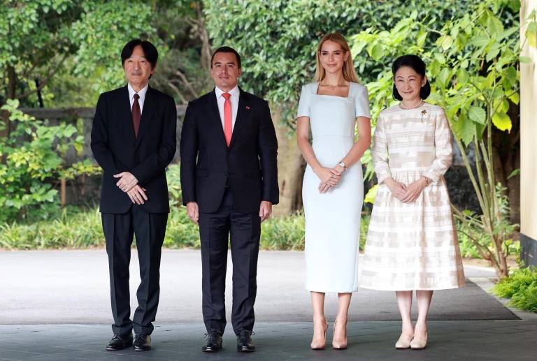 $!Fotografía cedida por la Presidencia de Ecuador de su mandatario Daniel Noboa (c-i) posando junto a su esposa Lavinia Valbonesi (c-d) y los Príncipes Herederos de Japón, Fumihito (i) y Kiko de Akishino este viernes, en Tokio.
