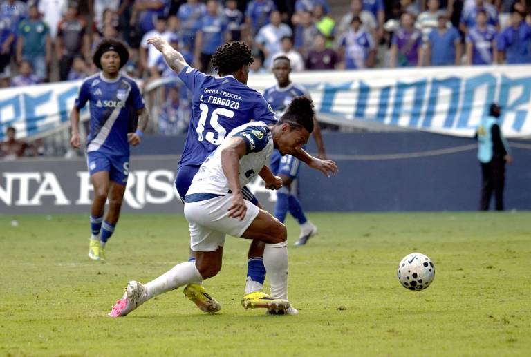 $!Fragozo recuperando el balón en el mediocampo.