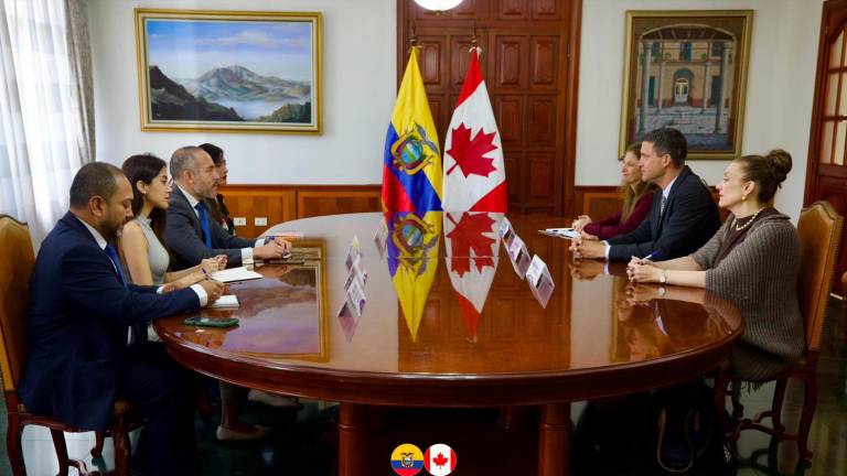 Fotografía que miestra el encuentro entre autoridades diplomáticas de Ecuador y Canadá para abordar programas de migración circular.