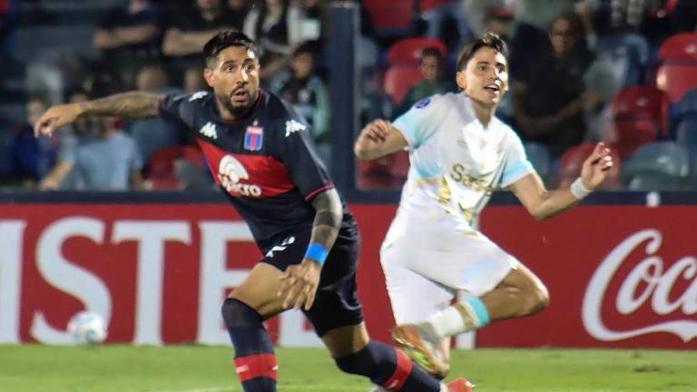 Federico Paz (d) dispara el balón en la anotación de Macará frente a Tigre.