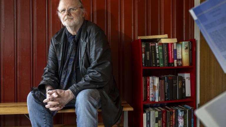 Jon Fosse junto a su colección de libros en Noruega.
