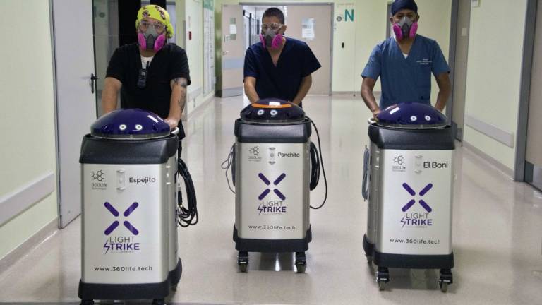 Robots esterilizan área de contagiados de COVID-19 en hospital de Quito