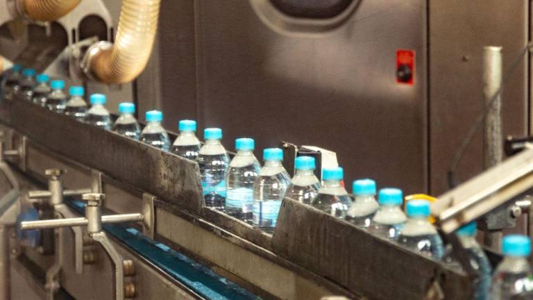 La primera botella elaborada 100% de material reciclado ya se produce en Ecuador