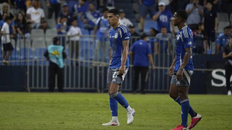 Fernando León disputando el partido frente a Deportivo Cuenca en el estadio George Capwell.