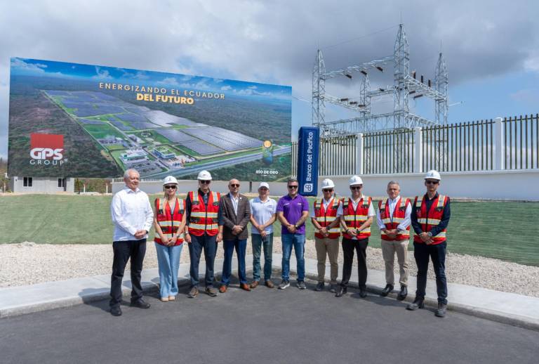 $!Personas en los exteriores de la planta de energía solar Río de Oro Energy.
