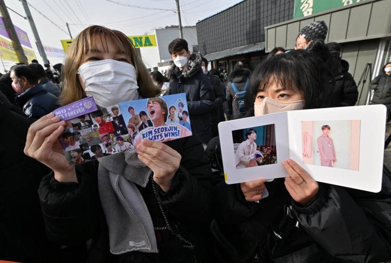 $!Imagen de fans que esperaron frente al campo de entrenamiento militar Yeoncheon, donde llegó Jin de BTS para cumplir con su servicio militar.