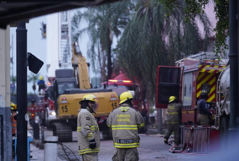 $!Bomberos junto a maquinaria de la Alcaldía de Guayaquil.