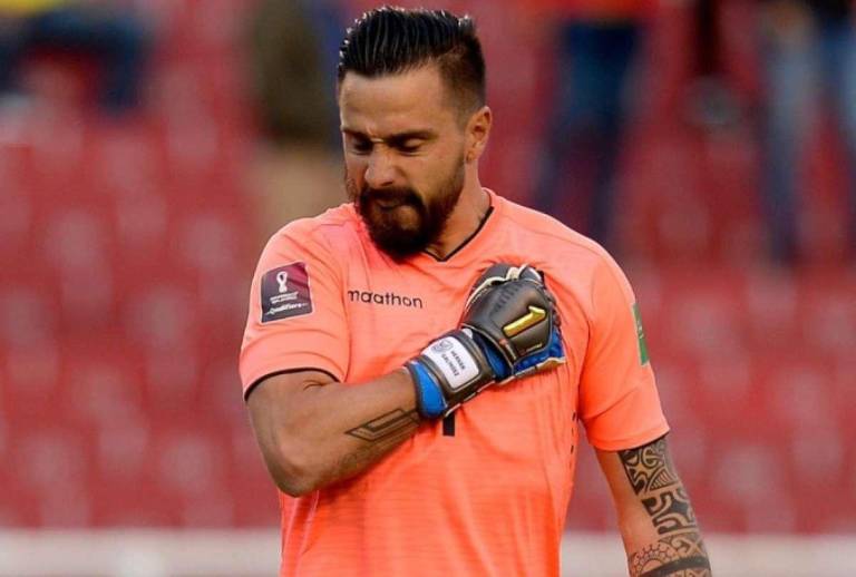 $!El capitán de La Tri recibió las felicitaciones de sus compañeros y se llevó todas las miradas con una tapada tremenda para sostener el cero en el arco ecuatoriano.