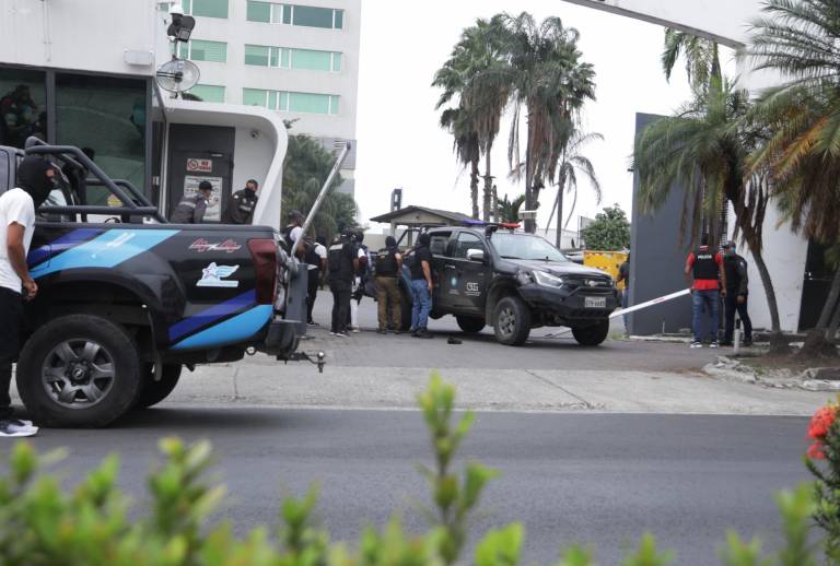 $!Camionetas de la Corporación de Seguridad Ciudadana de Guayaquil desplegadas durante el operativo en las instalaciones de TC Televisión.