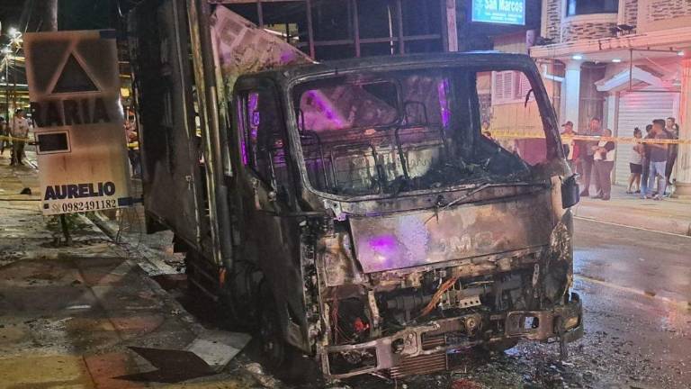 VIDEO: vacunadores incendian el camión de un funeraria en Samborondón