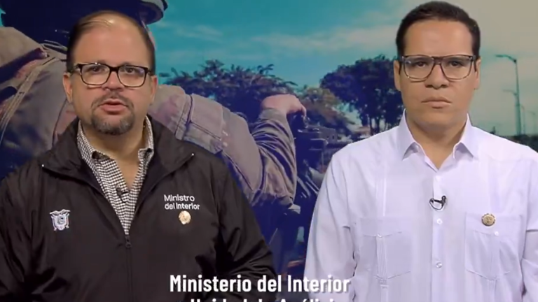 El Ministro del Interior, John Reimberg, junto al Director encargado de la Unidad de Análisis Financiero y Económico (UAFE), José Julio Neira.
