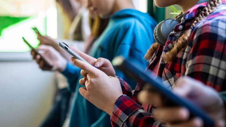 Ministerio de Educación aclara reglas sobre el uso de celulares en escuelas y colegios de Ecuador