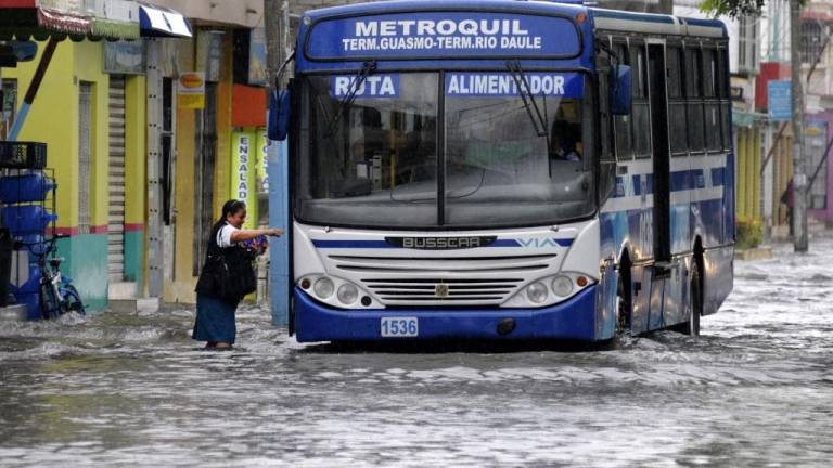 Congestión en Guayaquil tras lluvia de más de 12 horas
