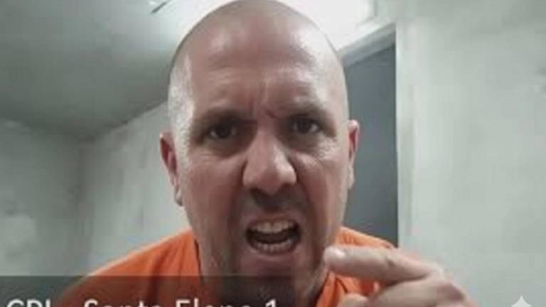 Fotografía de Sdan durante una audiencia virtual, en la que exclama de manera agresiva a la cámara.