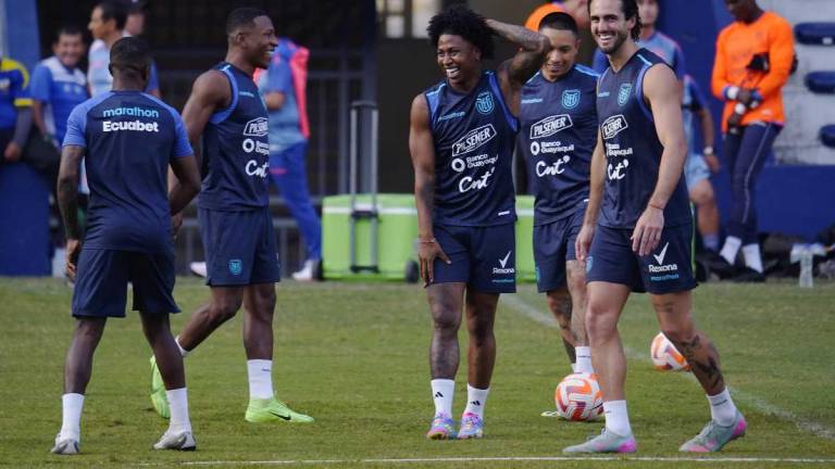 Pervis Estupiñán, Ángelo Preciado y Leonardo Campana, durante los entrenamientos de La Tri.
