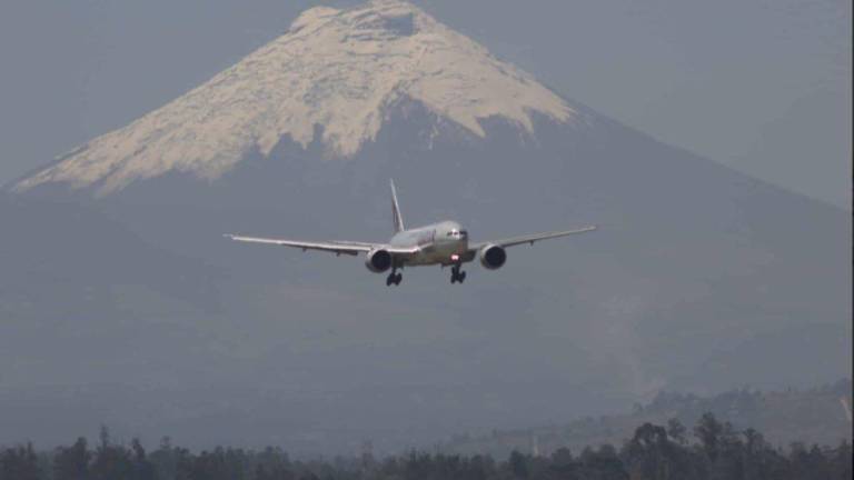 A pesar de caída de ceniza en Quito, el aeropuerto y el servicio de agua continuan con normalidad