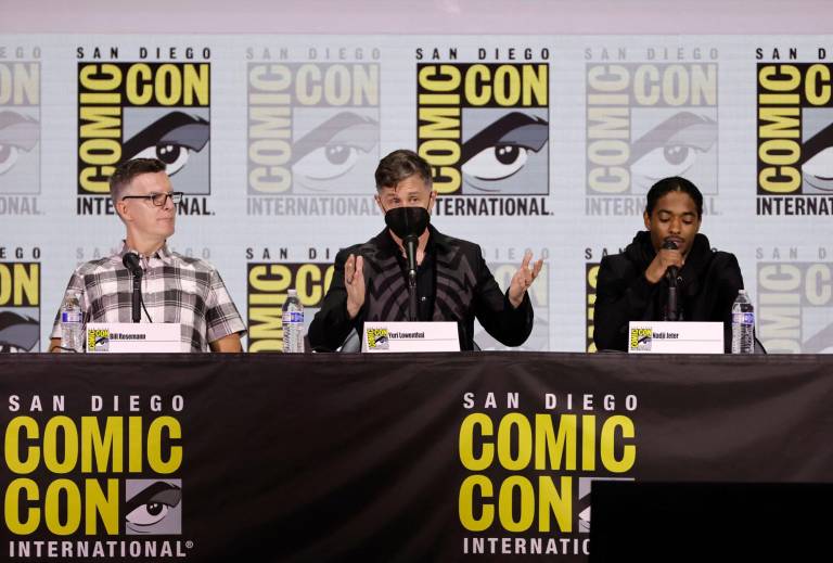 $!Bill Rosemann, Yuri Lowenthal y Nadji Jeter hablan en el escenario durante la presentación de Marvel's Spider-Man 2: Symbiotic Relationships en la Comic-Con International 2023.